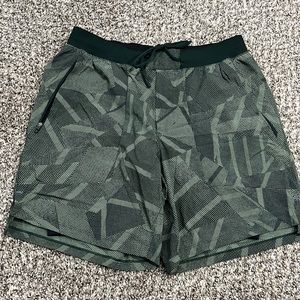 Mens Lululemon 7”  license to train shorts with liner mens m